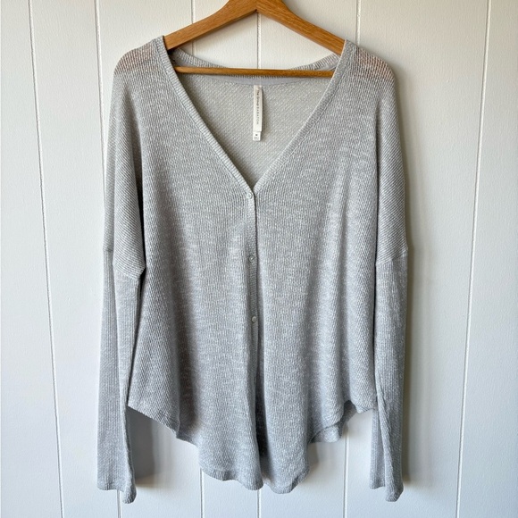 Babaton / Aritzia Taurus Grey Waffle Button Down Shirt | Medium - Picture 2 of 10